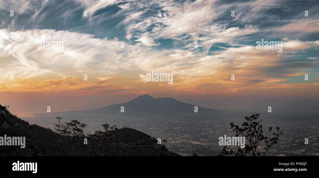 Blick auf den Vesuv bei Sonnenuntergang wie aus dem Osten gesehen. Neapel, Kampanien, Italien. Stockfoto