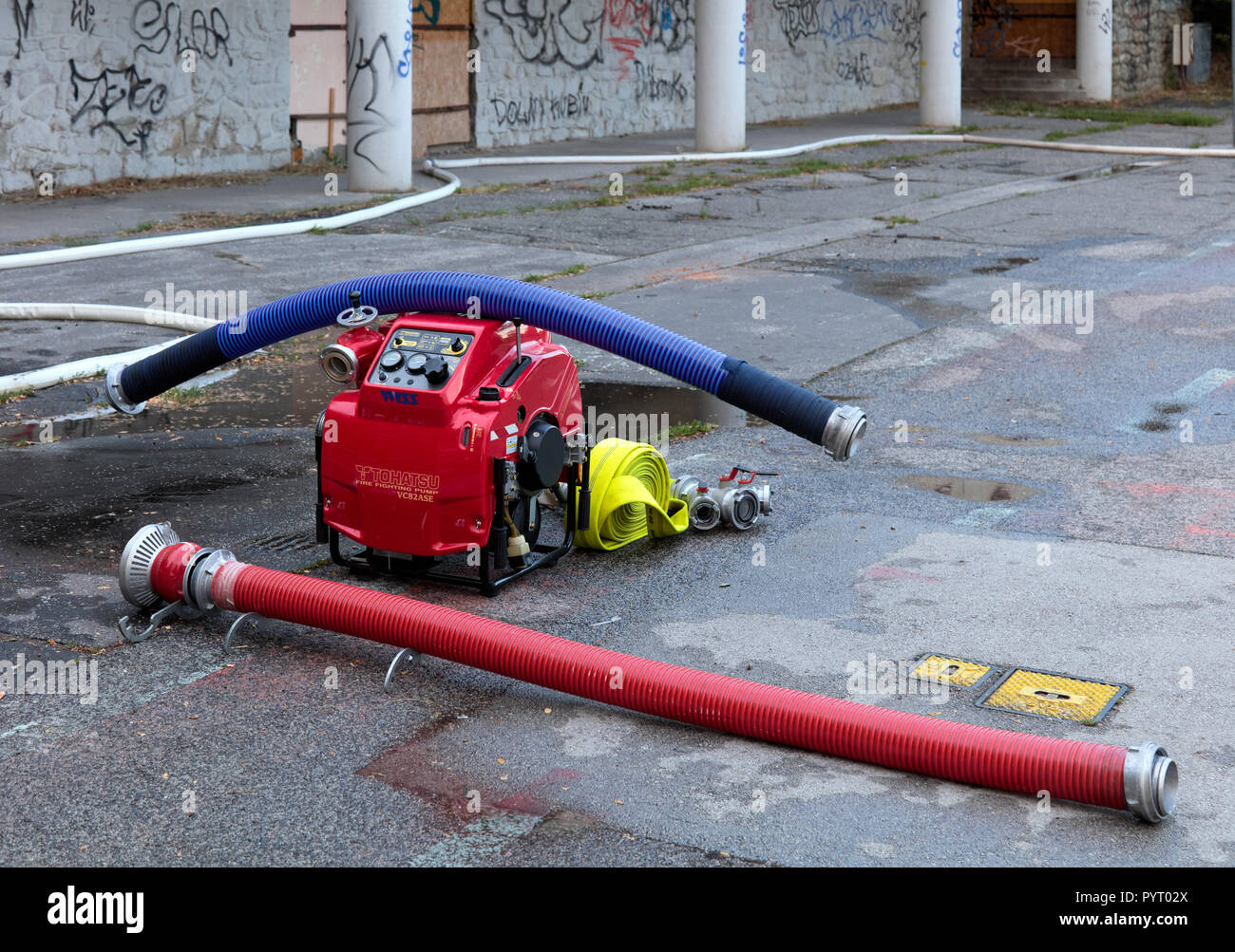 Kompressor und Brandbekämpfung Schläuche in einer Übung der Feuerwehrmann Freiwillige in Devin, Bratislava, Slowakei verwendet Stockfoto