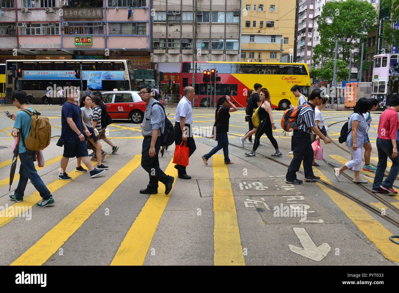 China: Hongkong. Das tägliche Leben Szene in der Innenstadt. Gruppe von Fußgängern überquert einen Zebrastreifen Stockfoto