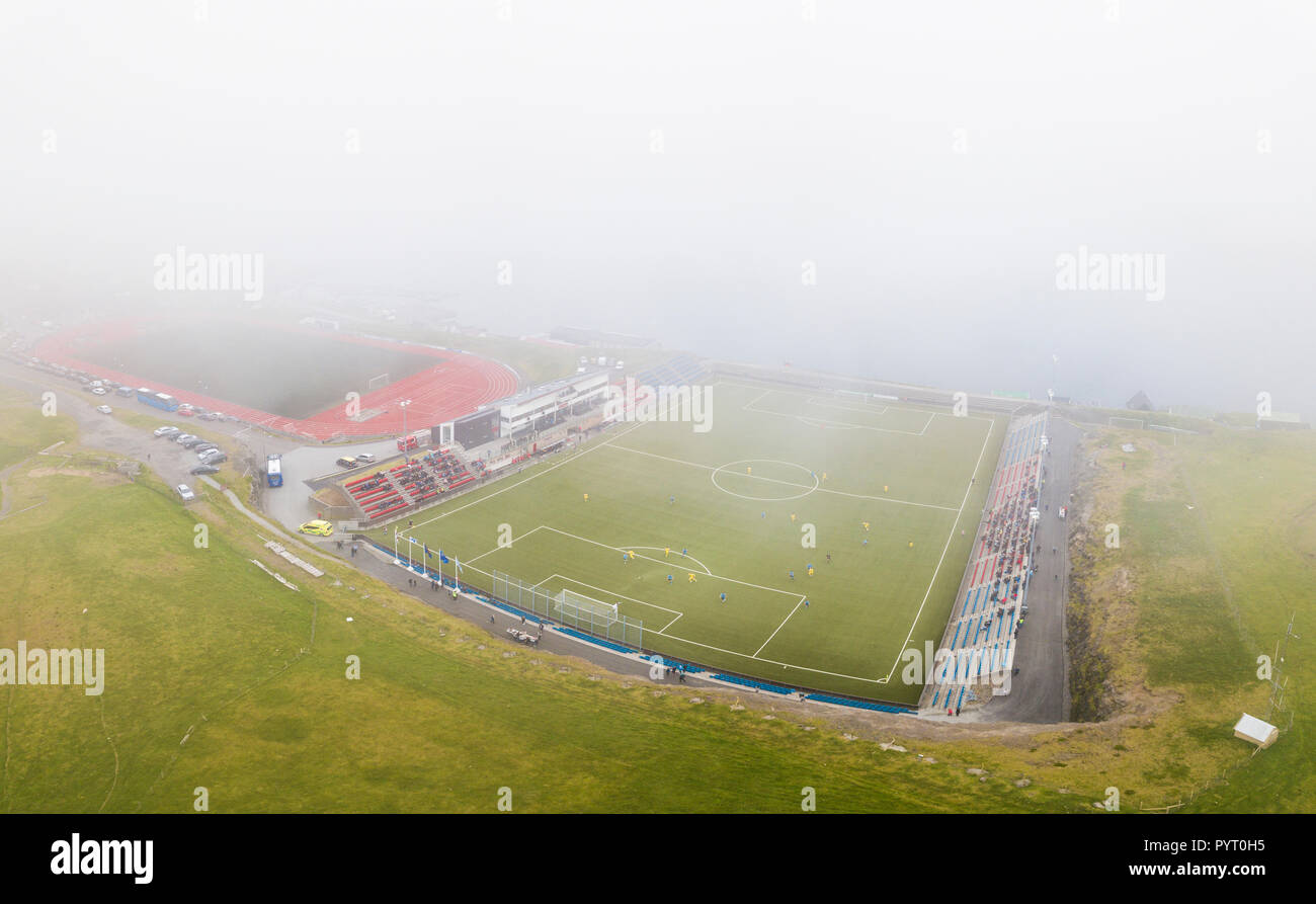 Panoramablick von Svangaskard Stadium, Eysturoy Toftir, Island, Färöer, Dänemark Stockfoto