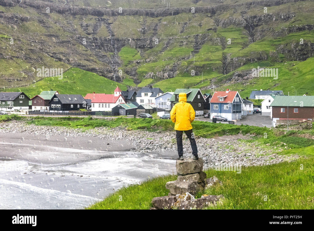 Denn der Mensch sieht auf den Strand und Dorf Tjornuvik, Streymoy Island, Färöer, Dänemark Stockfoto