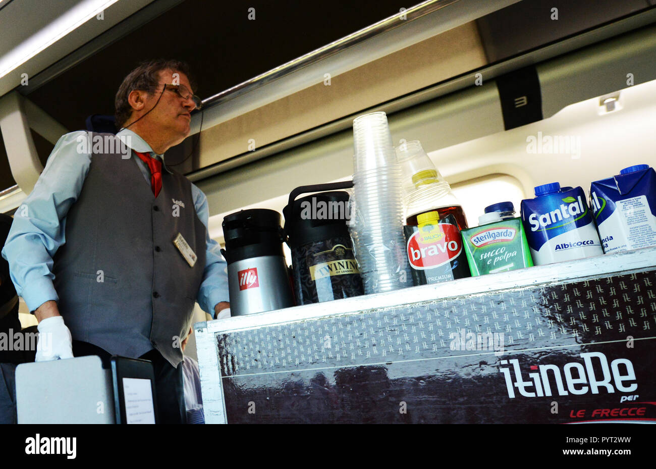 Mit Kaffee und Tee an Bord eines italienischen Zug. Stockfoto