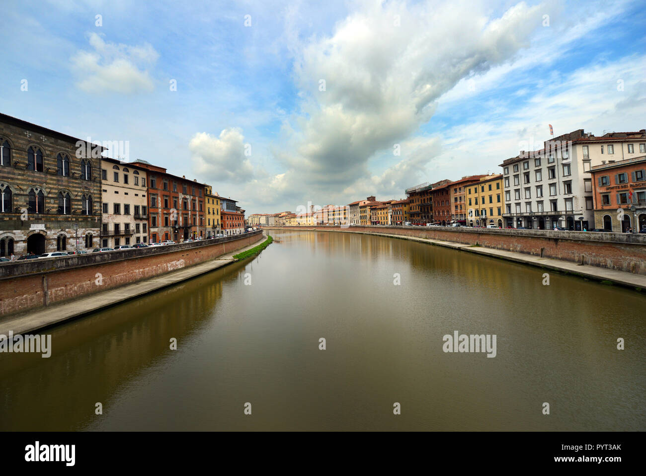 Die Altstadt von Pisa aus der Di Mezzo Brücke über den Arno Fluss gesehen. Stockfoto