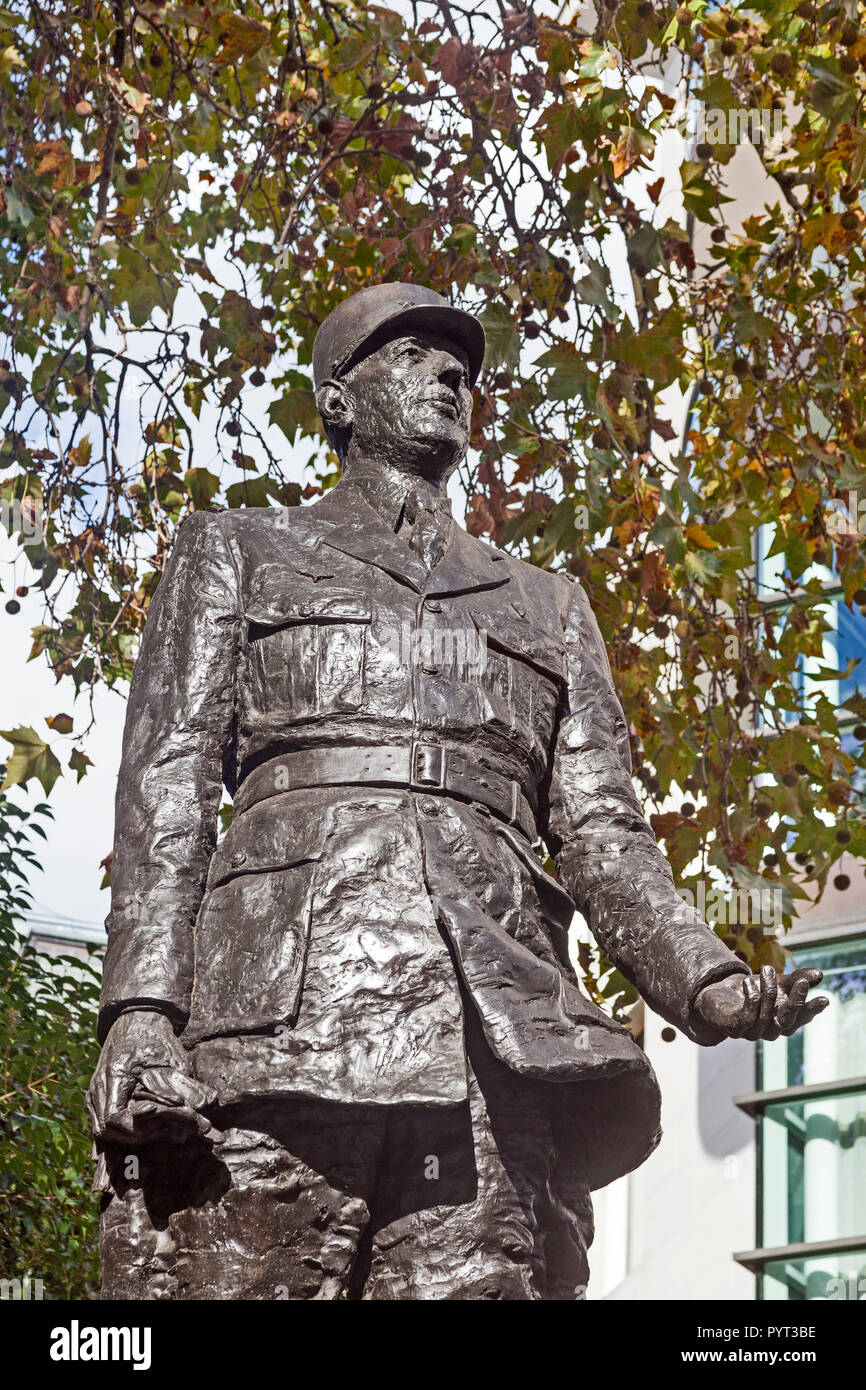 London, Westminster. Die Statue von Charles De Gaulle in Carlton Gardens gegenüber seine HQ. Stockfoto