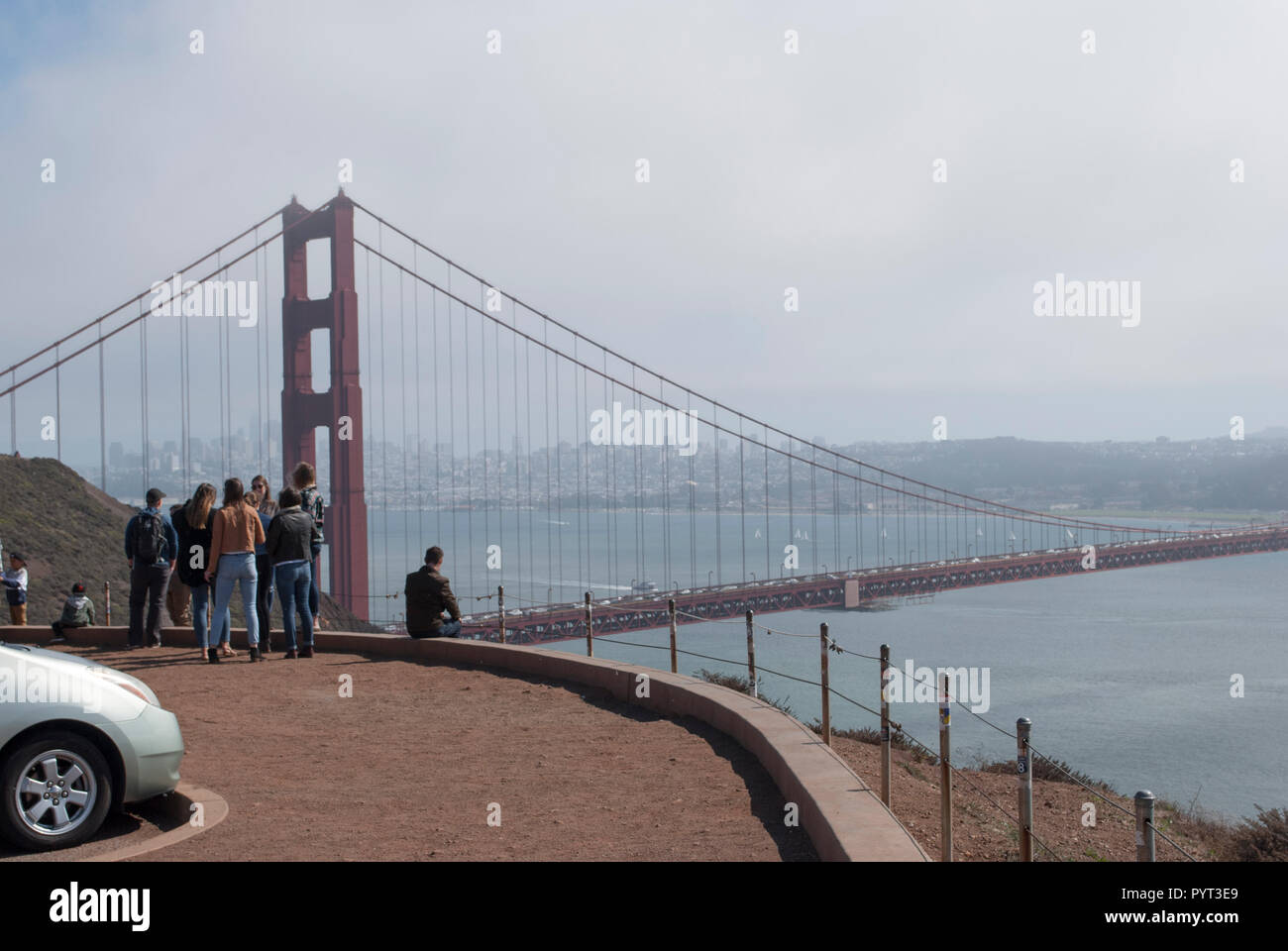 Gruppe von Jugendlichen beobachten an der Golden Gate Bridge und der San Francisco Downtown Stockfoto