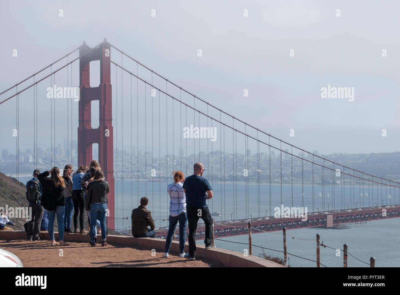 Gruppe von Jugendlichen beobachten an der Golden Gate Bridge und der San Francisco Downtown Stockfoto