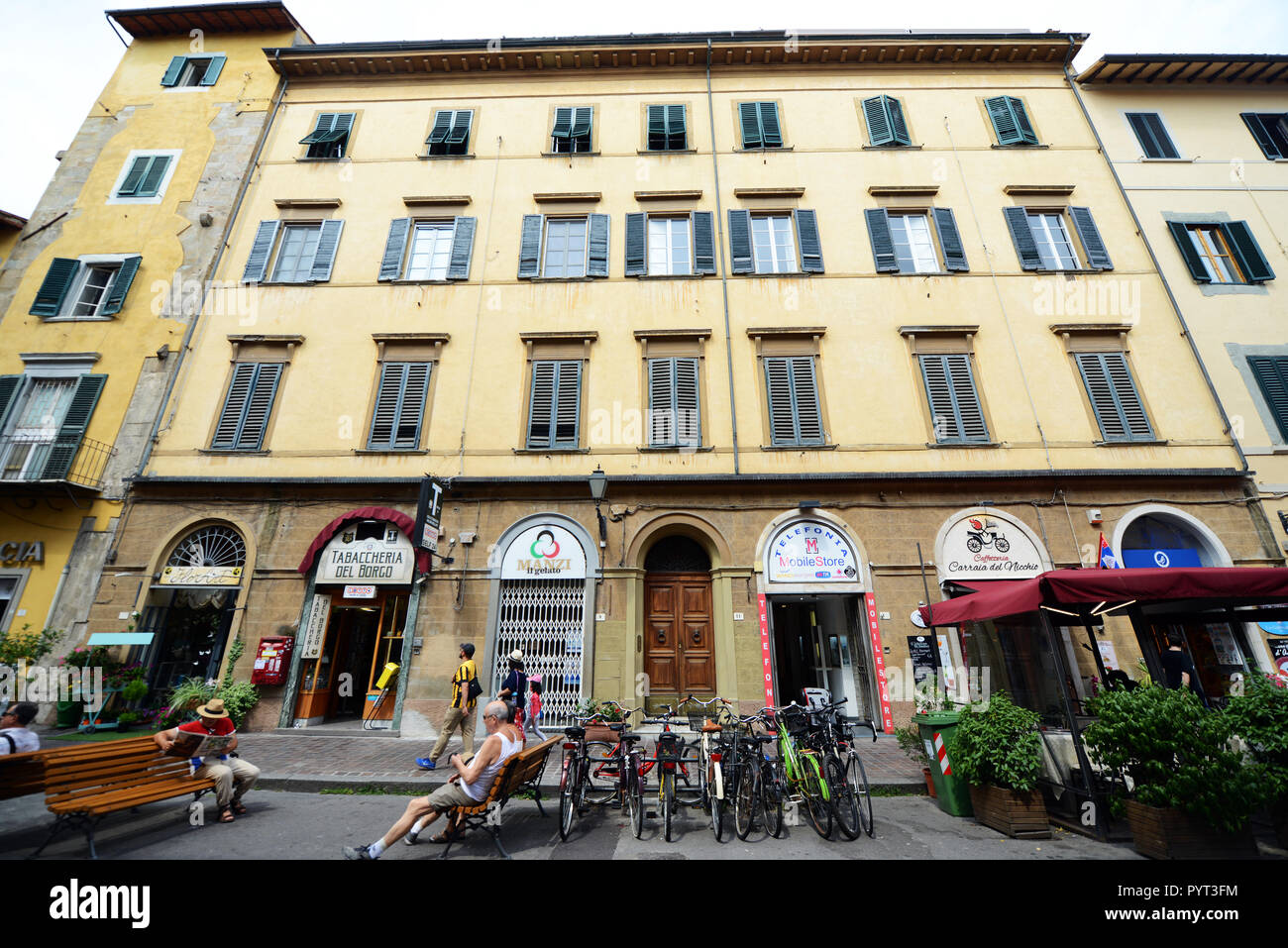 Alte Gebäude entlang der Via Guglielmo Oberdan in Pisa, Italien. Stockfoto