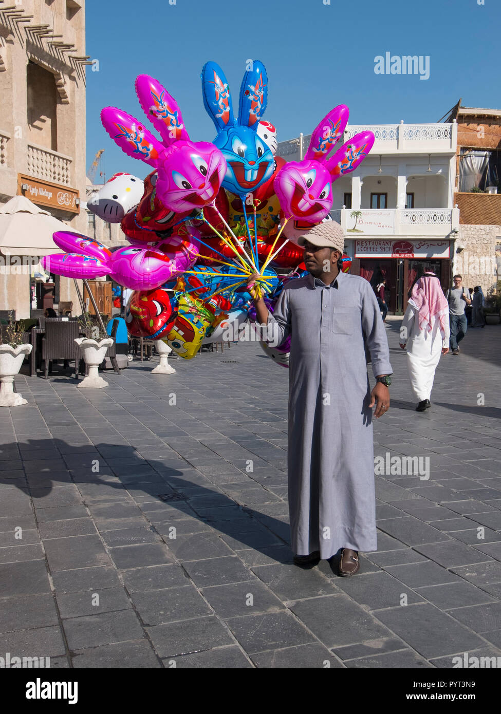 Mann Verkauf von Ballons in der alten Stadt in Doha, Katar Stockfoto