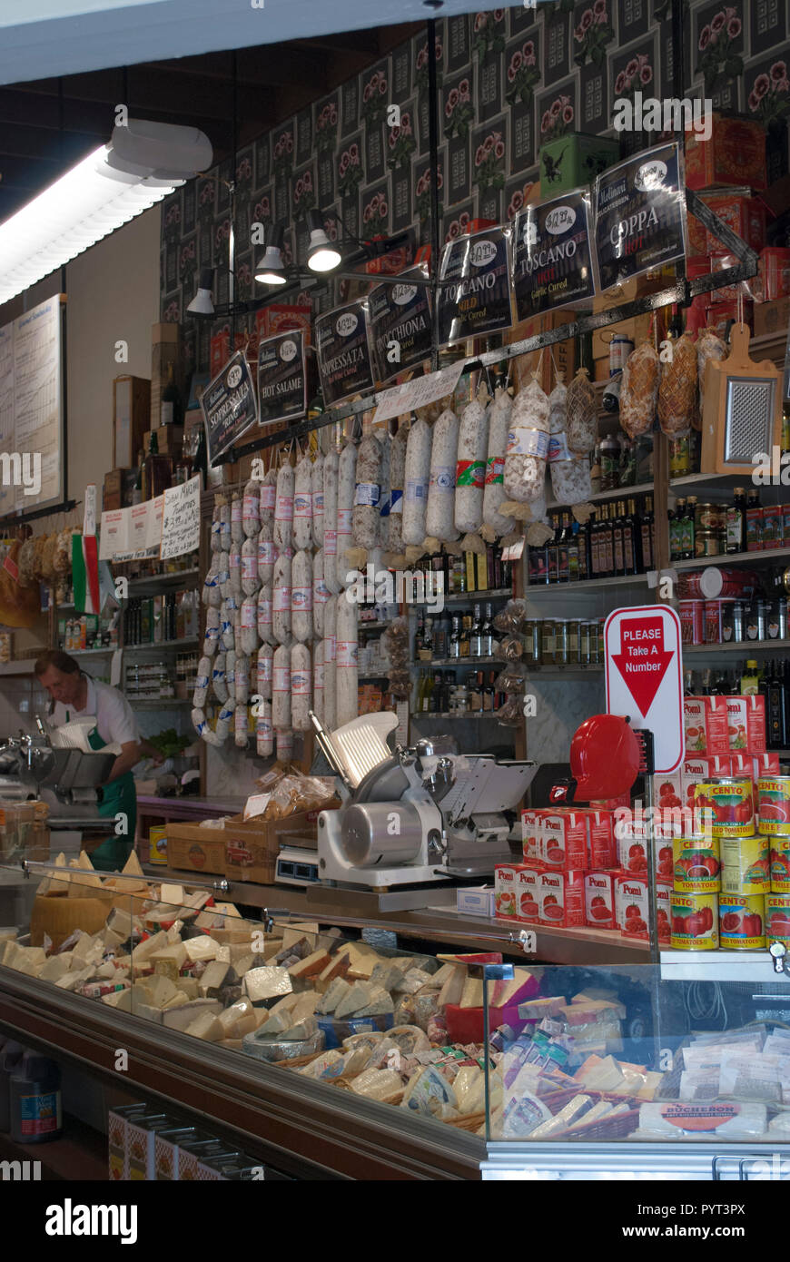 Italienisches Essen store, voller Köstlichkeiten Stockfoto