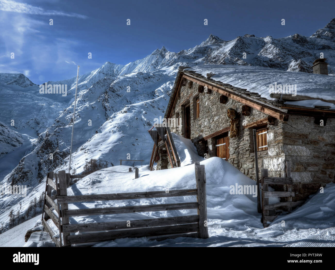 Verschneite Berghütte in den Schweizer Alpen, Saas-Fee, Schweiz Stockfoto