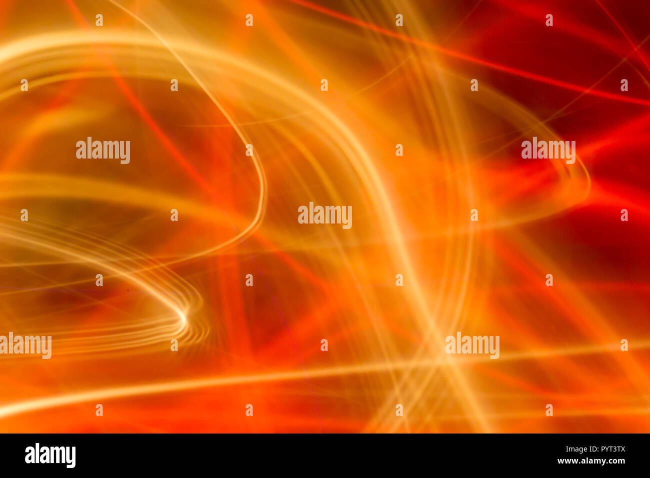 Verwischte rote, orange und gelbe Linien und Kurven. Zusammenfassung Hintergrund, Tapeten. Stockfoto