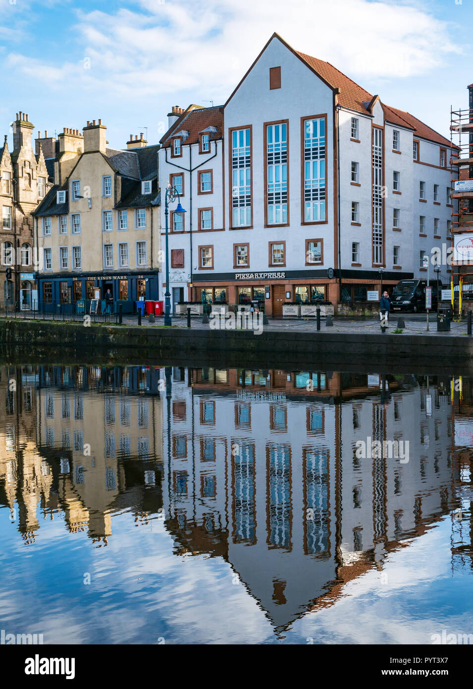 Alte Gebäude in Wasser des Leith mit Pizza Express Restaurant und King's Wark Pub an einem sonnigen Tag, das Ufer, Leith, Edinburgh, Schottland, UK wider Stockfoto