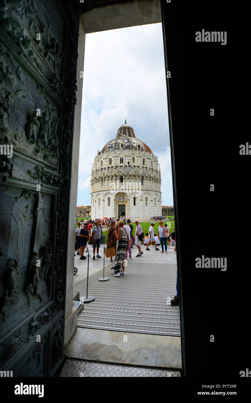 Die Taufkapelle von St. Johannes als Ergebnis der Pisa Dom gesehen. Stockfoto