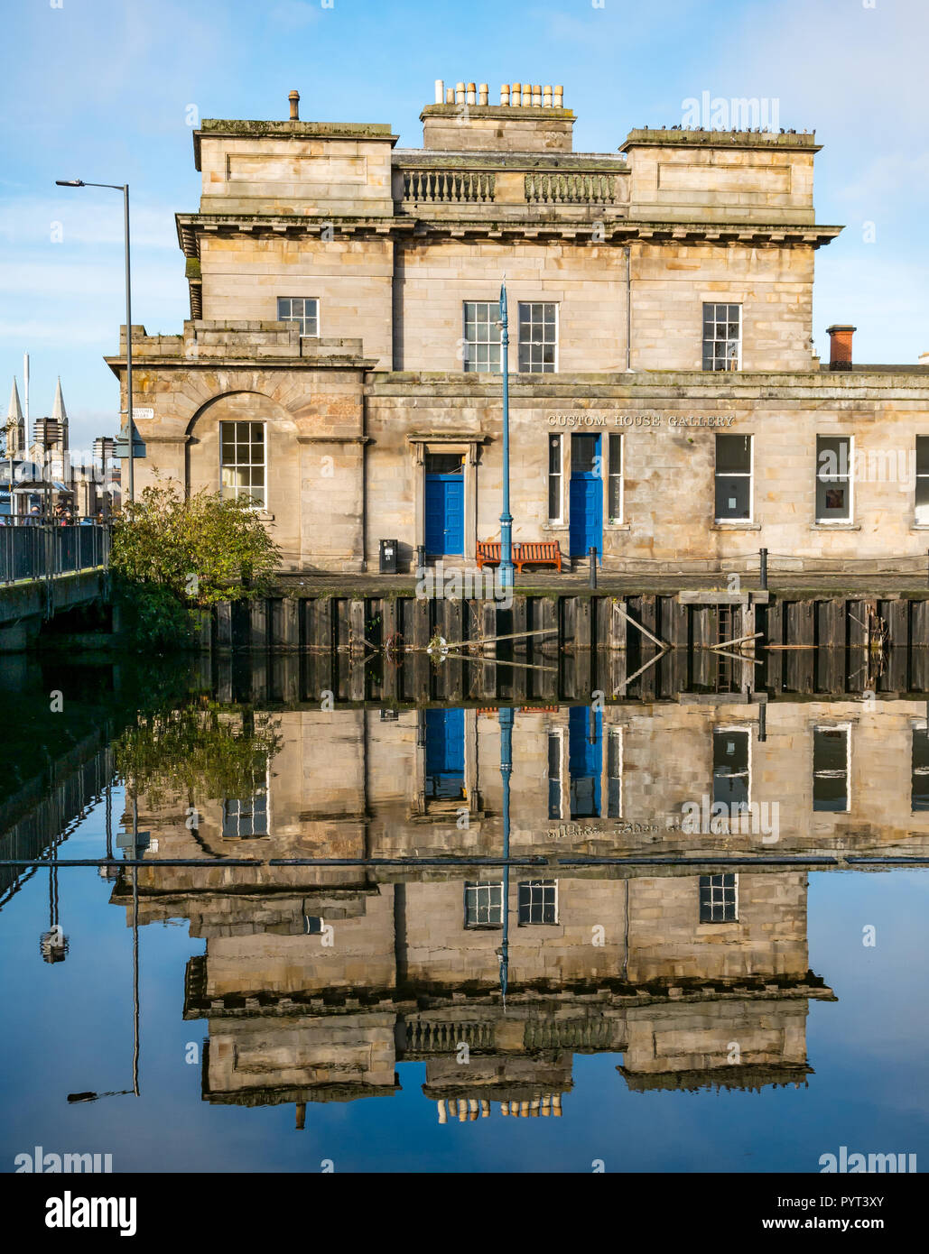Leith Custom House spiegelt sich im Wasser des Leith Fluss an einem sonnigen Tag und an den blauen Himmel, die Ufer, Leith, Edinburgh, Schottland, Großbritannien Stockfoto