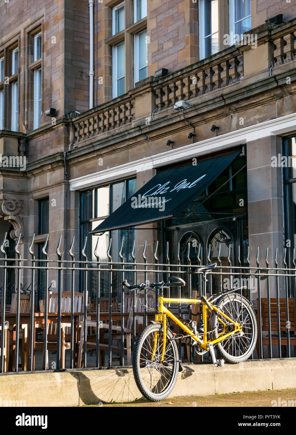 Vor Chez Mals Restaurant Brasserie im Malmaison Hotel mit gelben Fahrrad Geländer gesperrt, das Ufer, Leith, Edinburgh, Schottland, Großbritannien Stockfoto