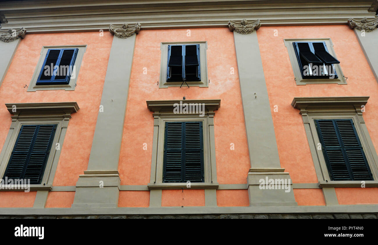 Ein schönes Gebäude in der Via Guglielmo Oberdan in Pisa, Italien. Stockfoto
