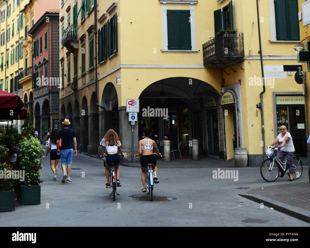 Italienische Frauen Radfahren auf der Via Guglielmo Oberdan in Pisa, Italien. Stockfoto