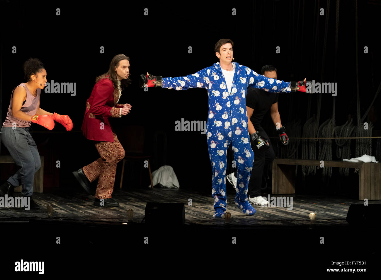 New York, NY - 29. Oktober 2018: Erin Clemons, Jose Llana, John Mulaney, Jordanien Roth durchführen Split Entscheidung während 24 Stunden spielt am Broadway an der American Airlines Theater Stockfoto