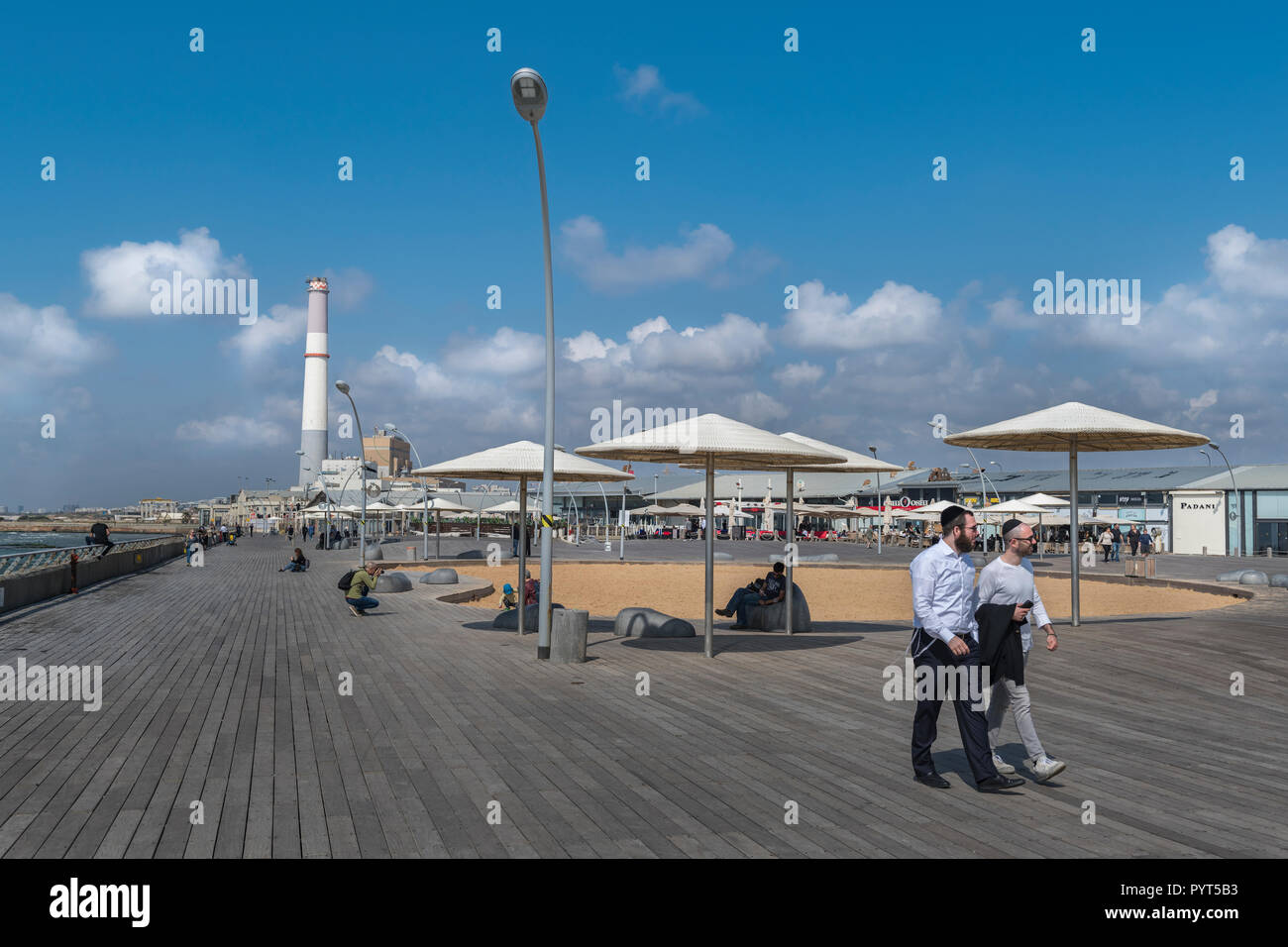 Lokalen Juden gehen um neue Promenade oder Namal alten Hafen in Tel Aviv, Israel. Es ist eine touristische Attraktion und ein Wahrzeichen. Stockfoto