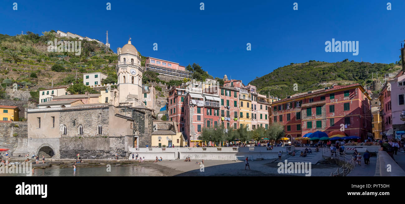 Panoramablick auf das historische Zentrum von Vernazza, Cinque Terre, Ligurien, Italien Stockfoto