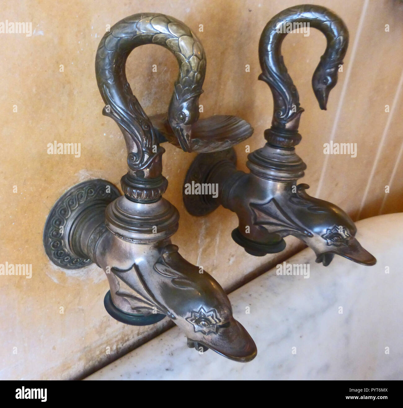 Zierpflanzen Badewanne Taps in Villa Kerylos an der französischen Riviera Stockfoto Zierpflanzen Badewanne Taps in Villa Kerylos an der französischen Riviera Stockfoto