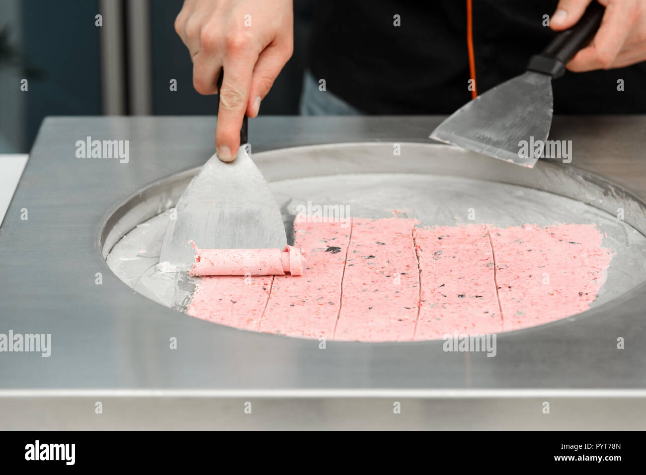 Herstellung von gerollten Eis Stockfoto