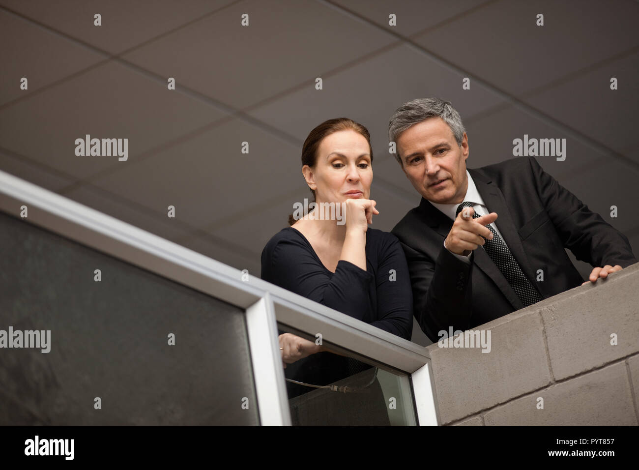 Männlichen und weiblichen Architekten über eine architektonische Besonderheit. Stockfoto