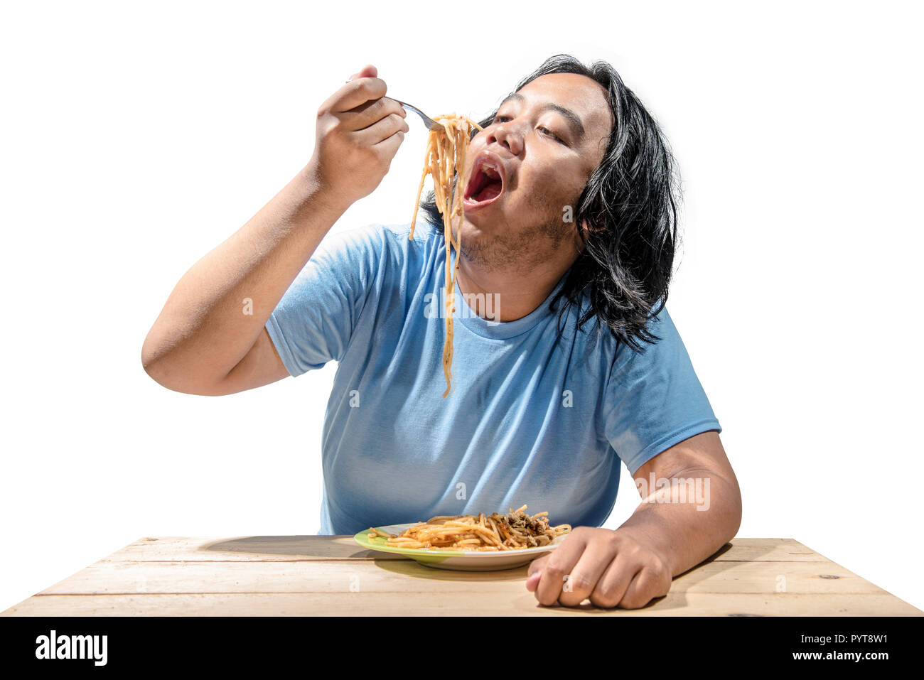 Portrait von asiatischen Fat man Essen fast food Spaghetti auf weißem Hintergrund. Fat Man Diät Konzept Stockfoto