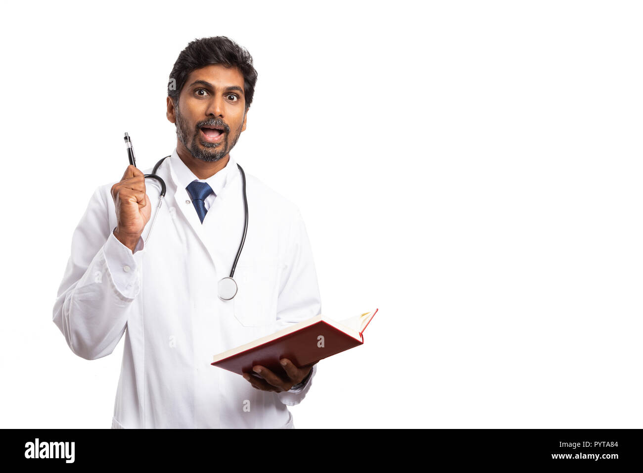 Indische medic Mann mit Pen und fröhlichen Ausdruck in eine tolle Idee halten Agenda isoliert auf weißem Stockfoto