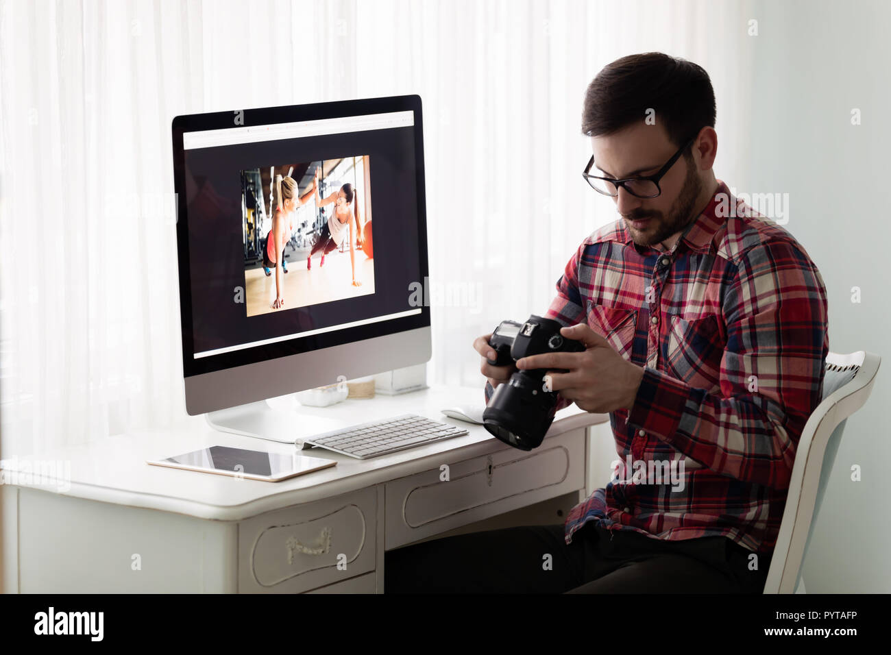 Junge schöne Designer, die am Projekt auf dem Computer Stockfoto