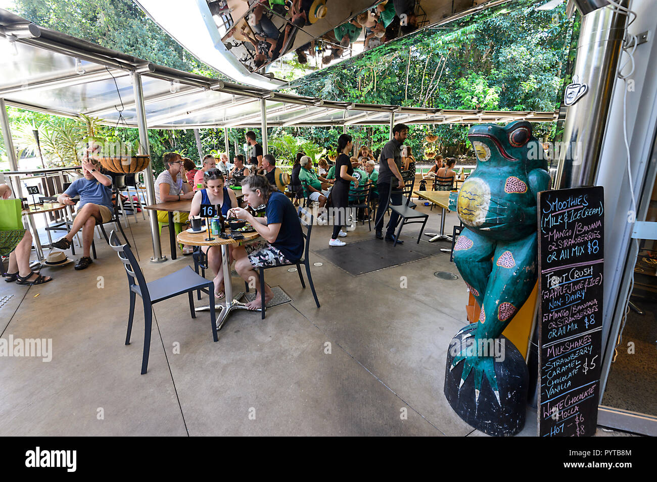 Besucher saß in einem Café in Cairns Botanische Gärten, Far North Queensland, FNQ, QLD, Australien Stockfoto
