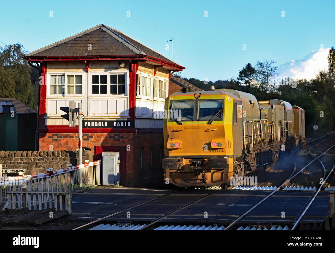 Network Rail MPV kein DR 98912 leitet das Signal an Parbold arbeiten eine Schiene Kopf Behandlung Zug am Freitag Nachmittag, dem 26.10.18. Cw 6444 Stockfoto