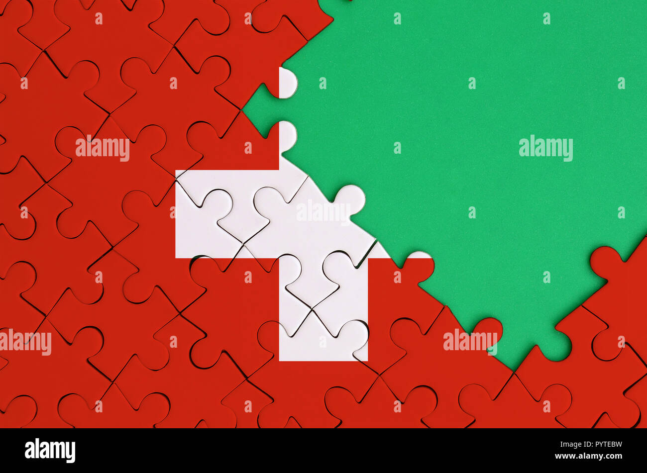 Schweiz Flagge ist auf einer abgeschlossenen Puzzle mit Freie grüne Kopie Raum auf der rechten Seite dargestellt. Stockfoto