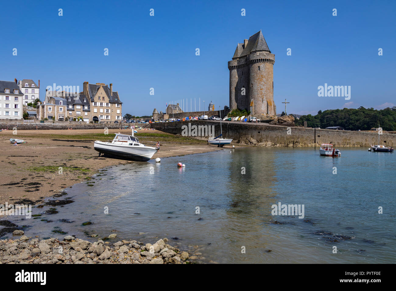 Ebbe der Tour de Solidor auf der Solidor Waterfront im Hafen von Saint Malo an der Nordküste der Bretagne in Frankreich Stockfoto
