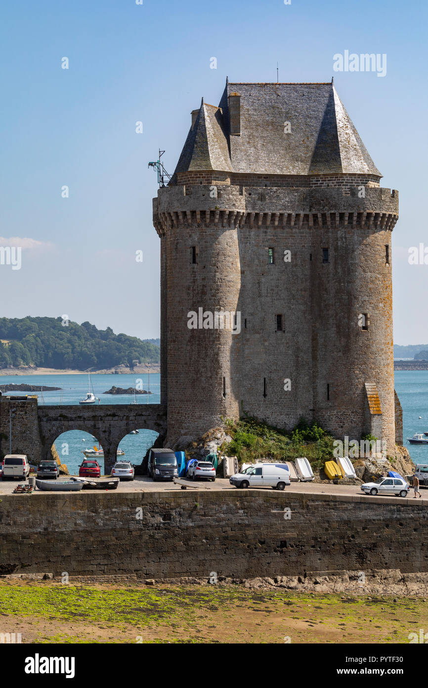 Ebbe der Tour de Solidor auf der Solidor Waterfront im Hafen von Saint Malo an der Nordküste der Bretagne in Frankreich. Stockfoto