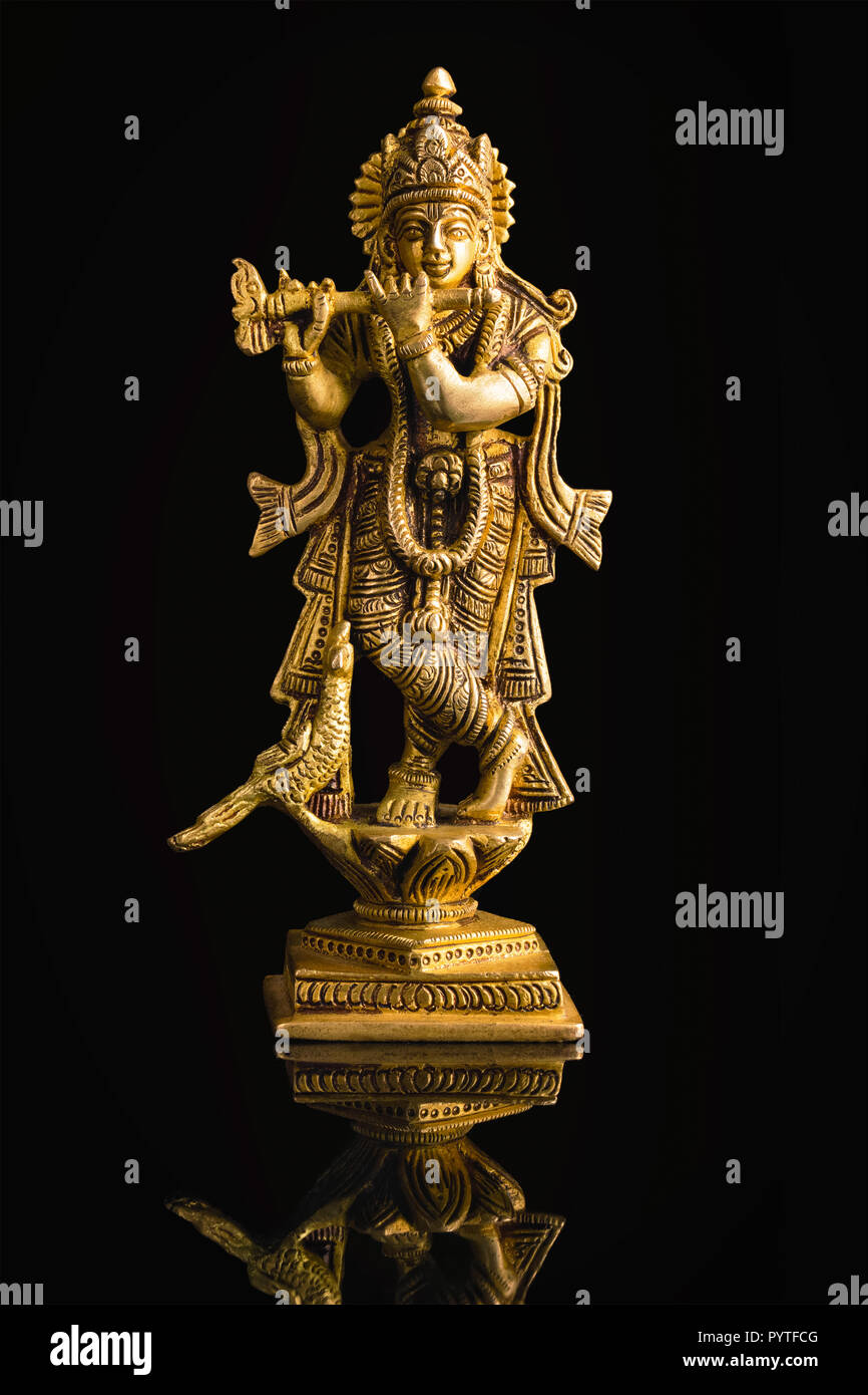 Krishna Statue auf Weiß Stockfoto