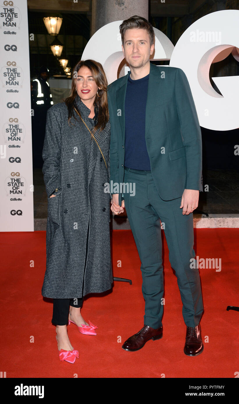 Foto muss Gutgeschrieben © Alpha Presse 078237 29/10/2018 Greg James und Frau Bella Mackie bei der GQ Zeitschrift 30. Jahrestag Feier Party gehalten an Sushisamba in London Stockfoto