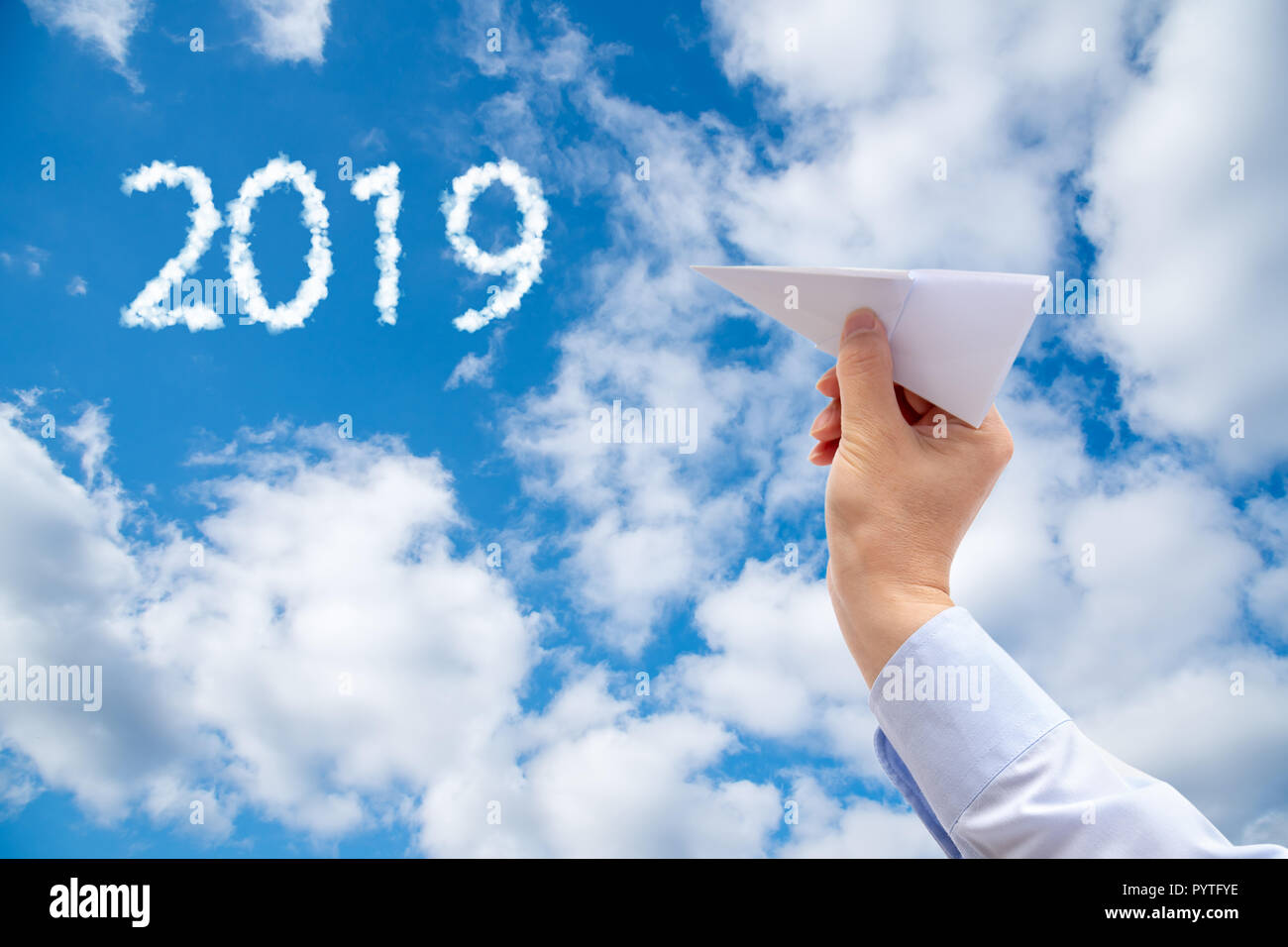 Geschäftsmann Hand, die eine neue Ebene auf Himmel Hintergrund. Stockfoto