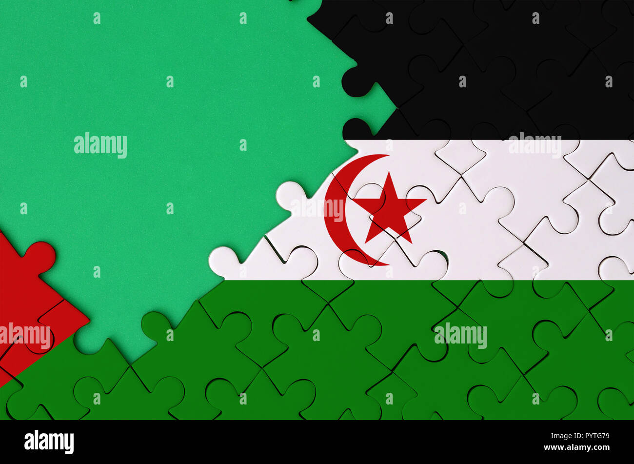 Westsahara Flagge ist auf einer abgeschlossenen Puzzle mit Freie grüne Kopie Raum auf der linken Seite dargestellt. Stockfoto