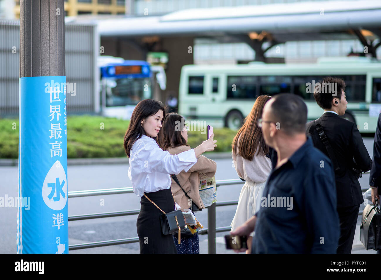 Die Menschen in den Straßen von Kyoto, einen Blick auf ihre Mobiltelefone Stockfoto