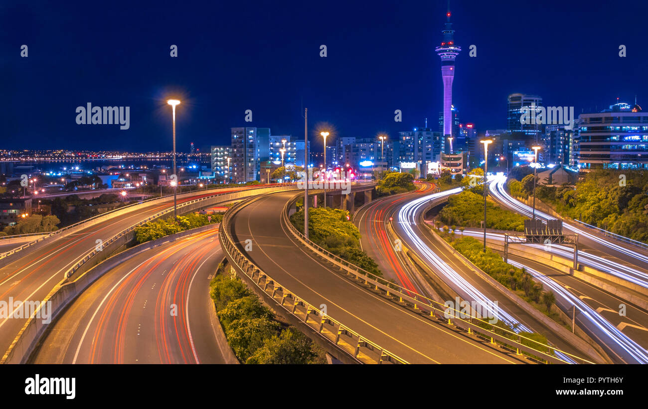 Nacht Verkehr im Stadtzentrum von Auckland am Horizont, Neuseeland Stockfoto
