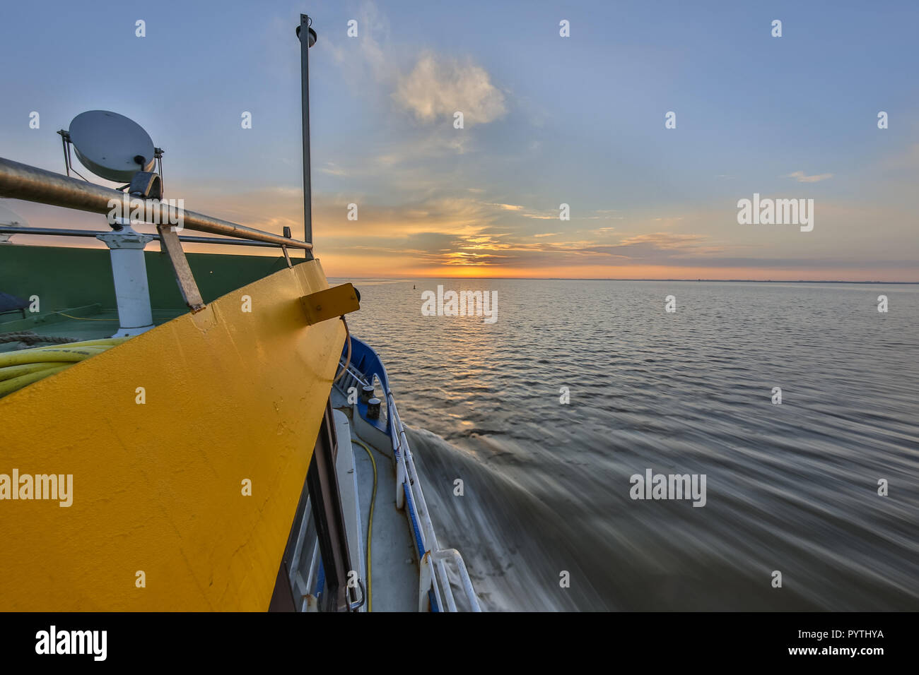Ultra Wide Angle Shot zu reisen Fahrgastschiff in den frühen Morgen unter aufgehenden Sonne Stockfoto