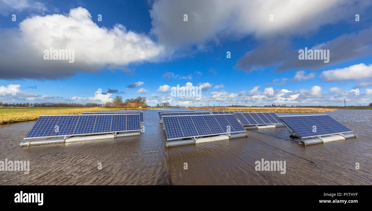Panorama von Solaranlagen auf offenen Gewässern können stellen eine ernsthafte Alternative zu Boden Solaranlagen montiert Stockfoto