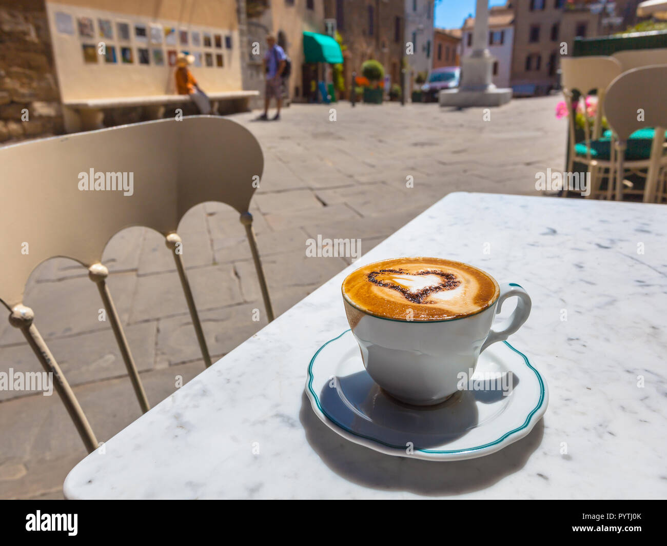 Italienische Tasse Cappuccino in einem Café, Terrasse mit Blick auf die  Straße, Italien Stockfotografie - Alamy