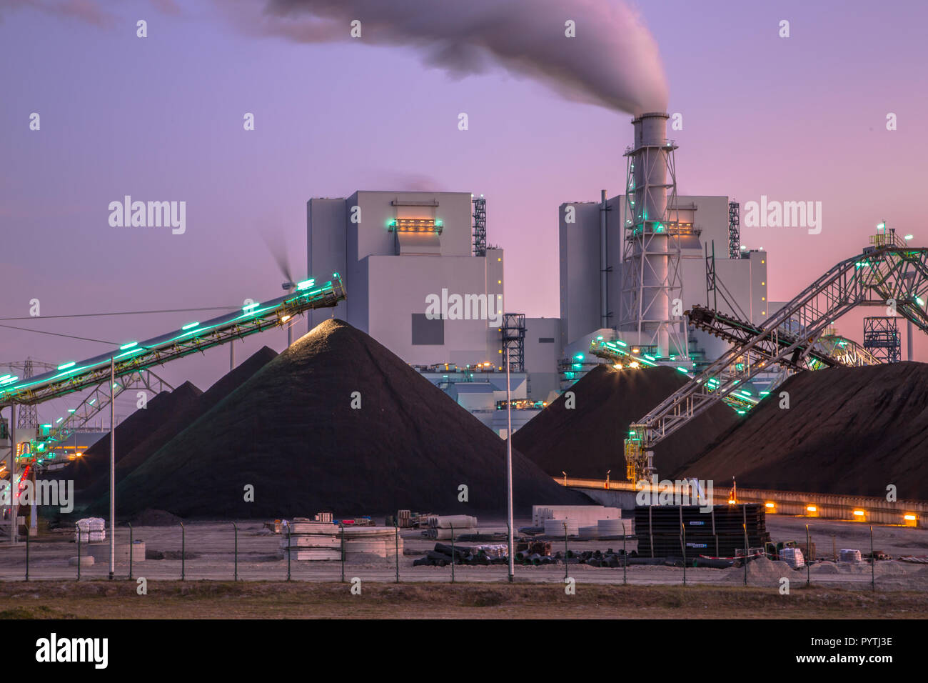 Kohle eine wichtige Rolle in der Stromerzeugung weltweit zu spielen. Obwohl moderne Anlagen sind sehr viel effizienter als vorher, es ist ein sehr sauberer Stockfoto