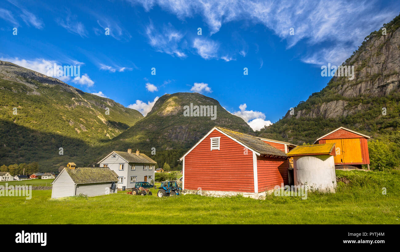 Scheunen in einem norwegischen Bauernhof Dorf in der Hardangervidda Nationalpark Norwegen Stockfoto
