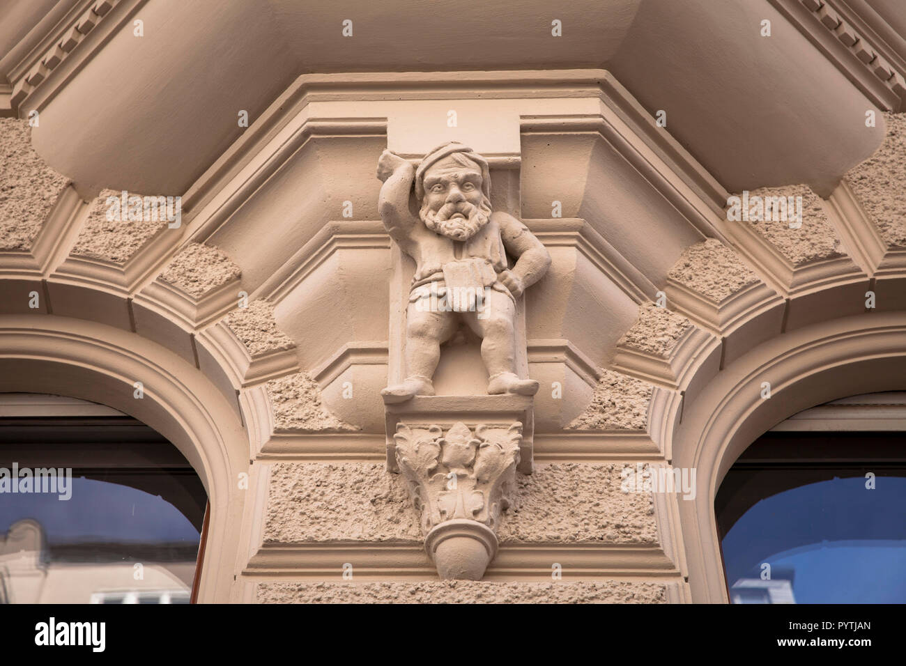 Abbildung eines Heinzelmaennchen auf der Fassade eines Hauses in der spichern Straße, Köln, Deutschland. Figur des Heinzelmaennchens an der Fassade des Ha Stockfoto