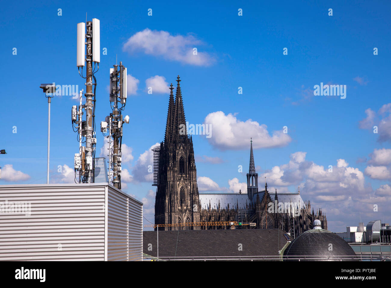 Handy Masten auf dem Parkhaus der Kaufhof Warenhaus, oberste Ebene der Garage, Blick zum Dom, Köln, Deutschland. Mobi Stockfoto