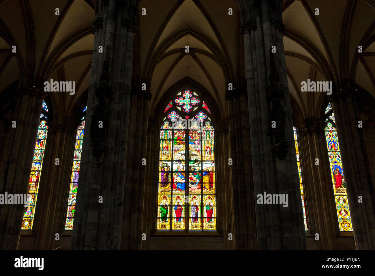 Der Jammer Fenster im südlichen Seitenschiff der Kathedrale, eines der fünf Bayern Windows, Köln, Deutschland das beweinungsfenster im suedlichen Se Stockfoto