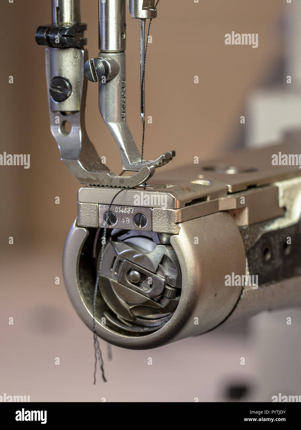 Für Industrienähmaschinen in einem ledernen Workshop Stockfoto